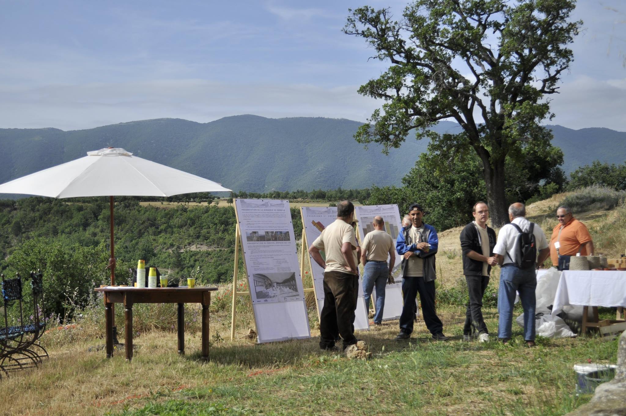 Présentation du projet porté par raAka architecture et modulo architectes, sur le site avec l'association Le Village de Cavaillon